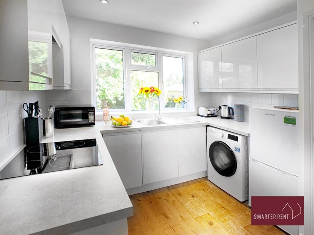 Sunninghill Village - 2 Bed - Parking And Garden Ascot  Exterior photo